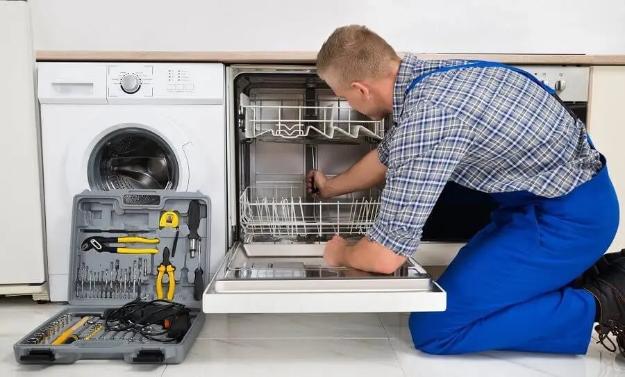 Bornova Vaillant servisi teknisyen ekibi beyaz eşya tamiri yaparken